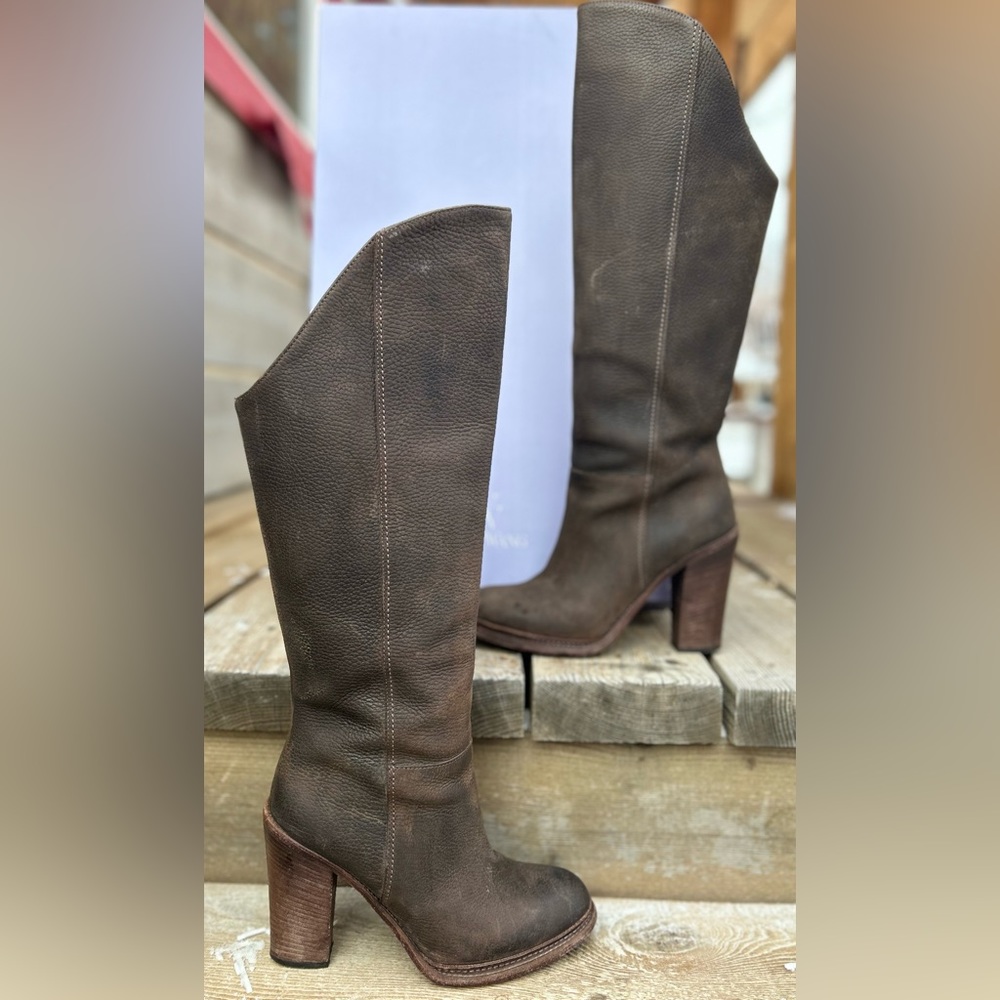 *SOLD* VERA WANG Leather Knee High Brown Heeled Boots W’s 9.5 With Box